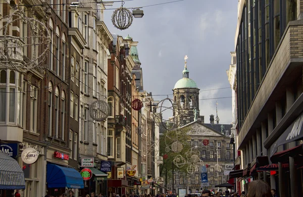 Rua comercial em Amsterdã, Holanda — Fotografia de Stock