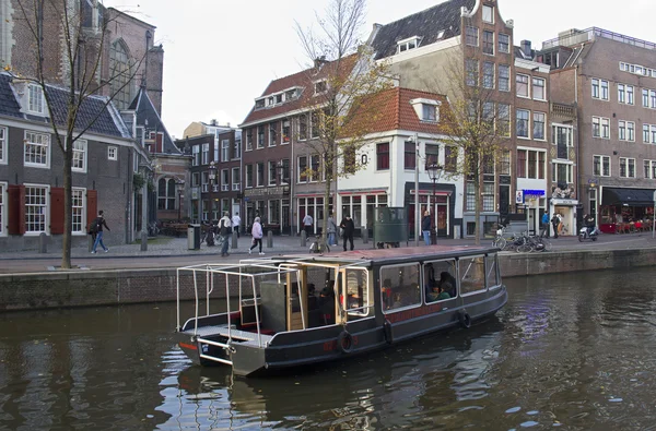 Passeio de barco pelo canal no distrito de luz vermelha Amsterdam — Fotografia de Stock