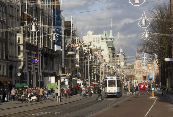 Rua comercial em Amsterdã, Holanda — Fotografia de Stock