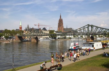Frankfurt, ana caddede.