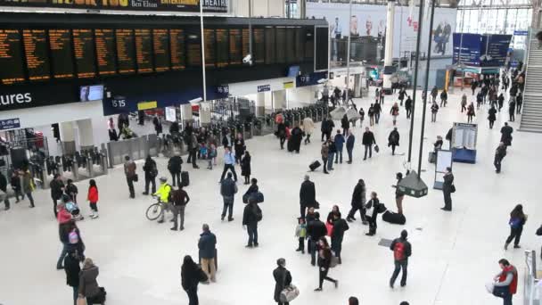 People walking in central hall of Saint Pancras station in London — Stock Video