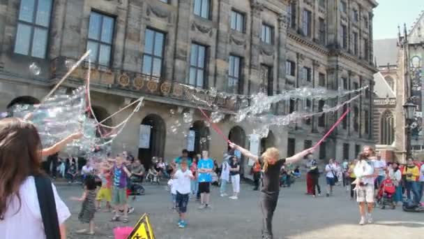 Soplando burbujas de jabón en Amsterdam — Vídeo de stock