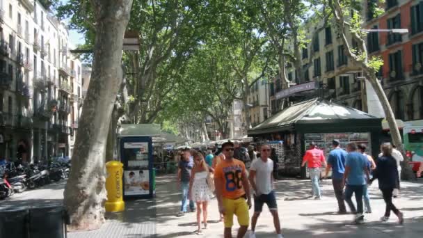 Mensen lopen op de Ramblas in Barcelona, Spanje Spanje — Stockvideo