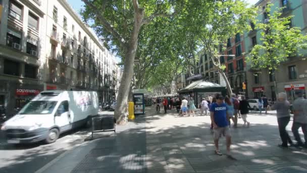 スペイン、バルセロナのランブラス通りを歩いている人 — ストック動画