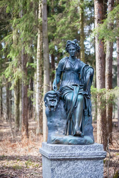 Statue of a woman in Pavlovsk park — Stock Photo, Image