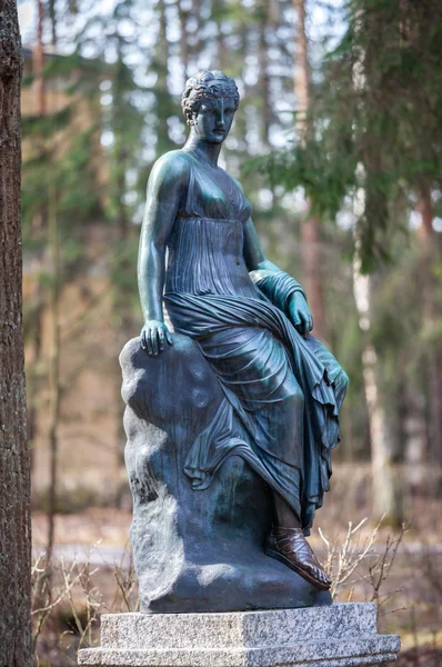Statue of a woman in Pavlovsk park — Stock Photo, Image