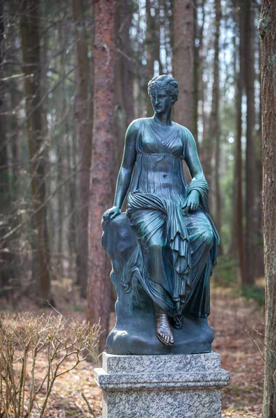 一个女人在巴甫洛夫斯克公园的雕像 — 图库照片