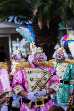 Santa Cruz de Tenerife, İspanya, 17 Şubat 2026. Avrupa 'nın en büyük sokak karnavallarından biri olan Santa Cruz de Tenerife Karnavalı sırasında muhteşem renkli kostümler içinde gösteri yapanlar.