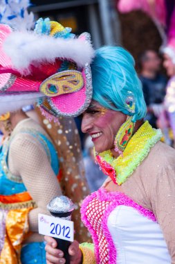 Santa Cruz de Tenerife, İspanya, 17 Şubat 2026. Avrupa 'nın en büyük sokak karnavallarından biri olan Santa Cruz de Tenerife Karnavalı sırasında muhteşem renkli kostümler içinde gösteri yapanlar.