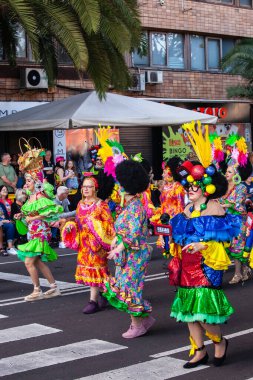 Santa Cruz de Tenerife, İspanya, 17 Şubat 2026. Avrupa 'nın en büyük sokak karnavallarından biri olan Santa Cruz de Tenerife Karnavalı sırasında muhteşem renkli kostümler içinde gösteri yapanlar.
