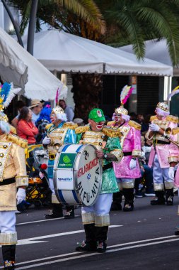 Santa Cruz de Tenerife, İspanya, 17 Şubat 2026. Avrupa 'nın en büyük sokak karnavallarından biri olan Santa Cruz de Tenerife Karnavalı sırasında muhteşem renkli kostümler içinde gösteri yapanlar.
