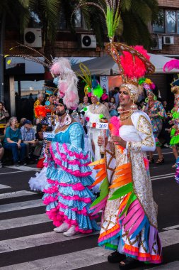 Santa Cruz de Tenerife, İspanya, 17 Şubat 2026. Avrupa 'nın en büyük sokak karnavallarından biri olan Santa Cruz de Tenerife Karnavalı sırasında muhteşem renkli kostümler içinde gösteri yapanlar.