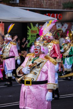 Santa Cruz de Tenerife, İspanya, 17 Şubat 2026. Avrupa 'nın en büyük sokak karnavallarından biri olan Santa Cruz de Tenerife Karnavalı sırasında muhteşem renkli kostümler içinde gösteri yapanlar.
