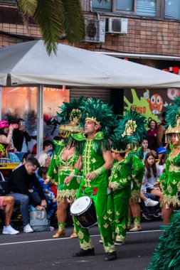 Santa Cruz de Tenerife, İspanya, 17 Şubat 2026. Avrupa 'nın en büyük sokak karnavallarından biri olan Santa Cruz de Tenerife Karnavalı sırasında muhteşem renkli kostümler içinde gösteri yapanlar.