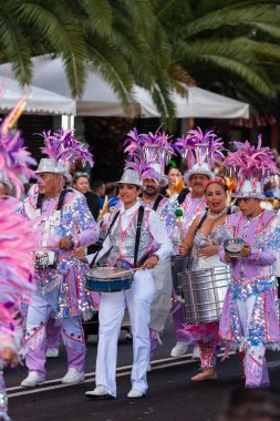 Santa Cruz de Tenerife, İspanya, 17 Şubat 2026. Avrupa 'nın en büyük sokak karnavallarından biri olan Santa Cruz de Tenerife Karnavalı sırasında muhteşem renkli kostümler içinde gösteri yapanlar.