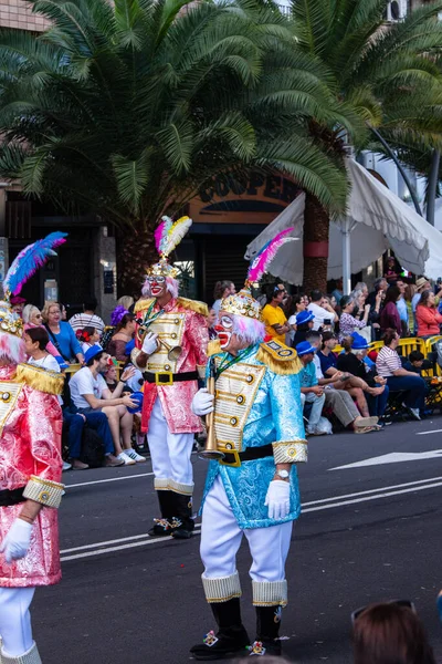 Santa Cruz de Tenerife, İspanya, 17 Şubat 2026. Avrupa 'nın en büyük sokak karnavallarından biri olan Santa Cruz de Tenerife Karnavalı sırasında muhteşem renkli kostümler içinde gösteri yapanlar.