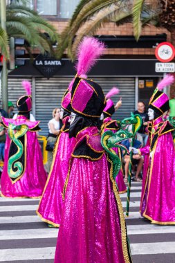 Santa Cruz de Tenerife, İspanya, 17 Şubat 2026. Avrupa 'nın en büyük sokak karnavallarından biri olan Santa Cruz de Tenerife Karnavalı sırasında muhteşem renkli kostümler içinde gösteri yapanlar.