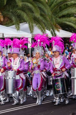 Santa Cruz de Tenerife, İspanya, 17 Şubat 2026. Avrupa 'nın en büyük sokak karnavallarından biri olan Santa Cruz de Tenerife Karnavalı sırasında muhteşem renkli kostümler içinde gösteri yapanlar.