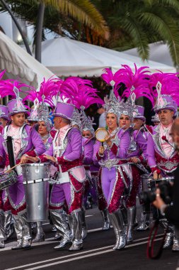 Santa Cruz de Tenerife, İspanya, 17 Şubat 2026. Avrupa 'nın en büyük sokak karnavallarından biri olan Santa Cruz de Tenerife Karnavalı sırasında muhteşem renkli kostümler içinde gösteri yapanlar.