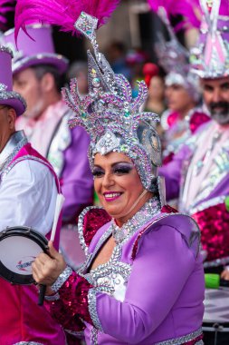 Santa Cruz de Tenerife, İspanya, 17 Şubat 2026. Avrupa 'nın en büyük sokak karnavallarından biri olan Santa Cruz de Tenerife Karnavalı sırasında muhteşem renkli kostümler içinde gösteri yapanlar.