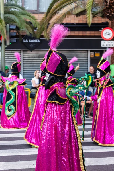 Santa Cruz de Tenerife, İspanya, 17 Şubat 2026. Avrupa 'nın en büyük sokak karnavallarından biri olan Santa Cruz de Tenerife Karnavalı sırasında muhteşem renkli kostümler içinde gösteri yapanlar.