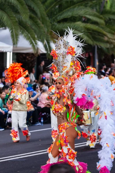 Santa Cruz de Tenerife, İspanya, 17 Şubat 2026. Avrupa 'nın en büyük sokak karnavallarından biri olan Santa Cruz de Tenerife Karnavalı sırasında muhteşem renkli kostümler içinde gösteri yapanlar.