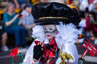 Santa Cruz de Tenerife, İspanya, 17 Şubat 2026. Avrupa 'nın en büyük sokak karnavallarından biri olan Santa Cruz de Tenerife Karnavalı sırasında muhteşem renkli kostümler içinde gösteri yapanlar.