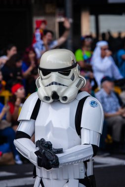 Santa Cruz de Tenerife, İspanya, 17 Şubat 2026. Avrupa 'nın en büyük sokak karnavallarından biri olan Santa Cruz de Tenerife Karnavalı sırasında muhteşem renkli kostümler içinde gösteri yapanlar.