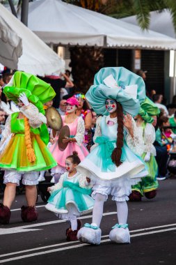 Santa Cruz de Tenerife, İspanya, 17 Şubat 2026. Avrupa 'nın en büyük sokak karnavallarından biri olan Santa Cruz de Tenerife Karnavalı sırasında muhteşem renkli kostümler içinde gösteri yapanlar.