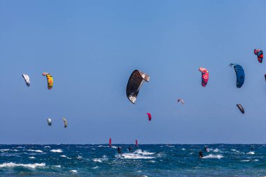 El Medano, Tenerife, Kanarya Adaları, İspanya 01.03.2026: El Mdano sahilinde Atlantik Okyanusu 'nda dalgalar üzerinde sörf yapan uçurtma sörfü yapan ünlü bir rüzgar sörfü ve uçurtma rotası..