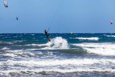 El Medano, Tenerife, Kanarya Adaları, İspanya 01.03.2026: Atlantik Okyanusu 'ndaki El Mdano sahilinde dalgalarda sörf yapan uçurtma sörfçüleri, ufukta renkli yelkenlerle ünlü bir rüzgar sörfü ve uçurtma rotası..