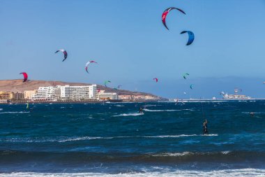 El Medano, Tenerife, Kanarya Adaları, İspanya 01.03.2026: Uçurtma sörfçüleri ve rüzgar sörfçüleri, Avrupa 'nın en popüler rüzgar sörfü ve uçurtma merkezlerinden biri olan El Medano kıyı kasabası yakınlarındaki Atlantik Okyanusu' nda dalgalar üzerinde sörf yapıyorlar..