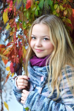 Güzel bir sonbahar kız portresi