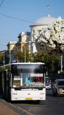 Şehir merkezinde otobüs var.