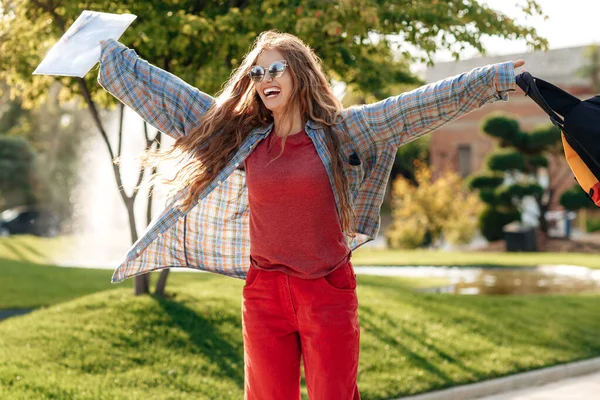 Imagen de cerca de una joven estudiante rubia que celebra el éxito después de los exámenes en la universidad. — Foto de Stock