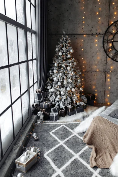 Weihnachtsdekoration mit Kerzen, weißen goldenen Kugeln und Tannenbaum. — Stockfoto