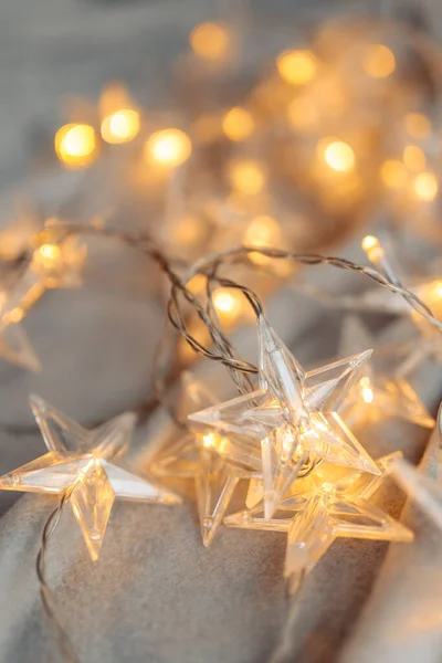 Belle image de lumières de Noël en forme d'étoile à la maison. Noel et Nouvel An concept. — Photo