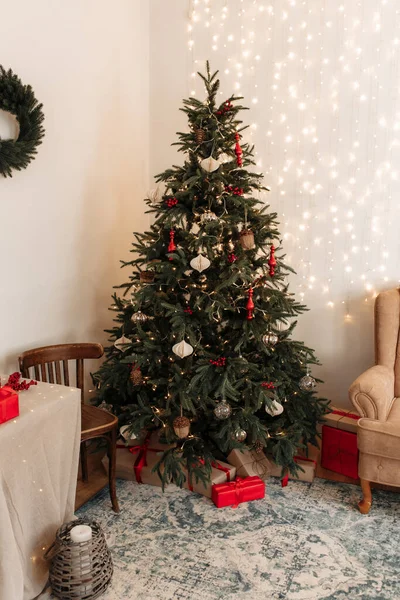 Weihnachtsdekoration mit Kerzen, weißen goldenen Kugeln und Tannenbaum. — Stockfoto