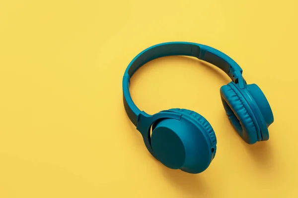 蓝色耳机，黄色背景。音乐概念. — 图库照片