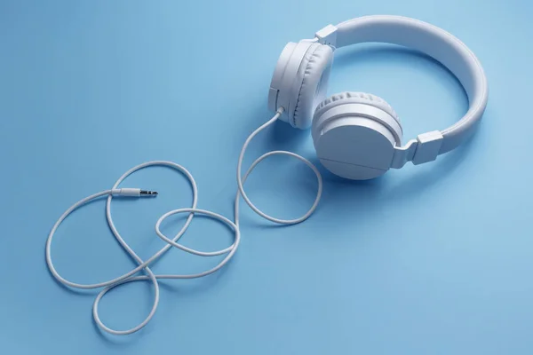 蓝色背景的白色耳机。音乐概念. — 图库照片