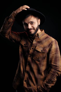 Kahverengi gömlekli ve siyah şapkalı çekici, sakallı hippi..