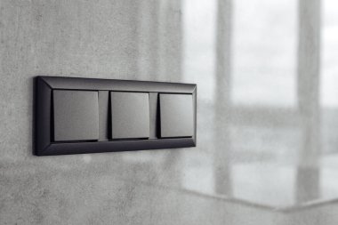 Modern elektrik antrasit prizi ve fişi su geçirmez kapakla değiştirilmiş.