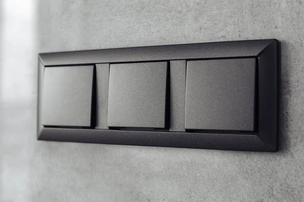 Modern elektrik antrasit prizi ve fişi su geçirmez kapakla değiştirilmiş.