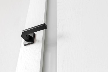 Antrasit kapı kolu ve minimalist cam şeritli modern beyaz kapı..