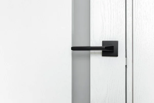 Imagem de close-up da porta branca moderna com punho da porta antracite. — Fotografia de Stock