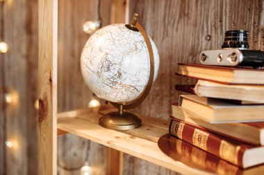 Şık çatı katı dekorasyonları. Stüdyo daire. Endüstriyel Grunge duvar dokusu.