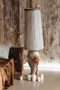 Şık çatı katı tasarımının dikey fotoğrafı. Stüdyo daire. Endüstriyel Grunge duvar dokusu.