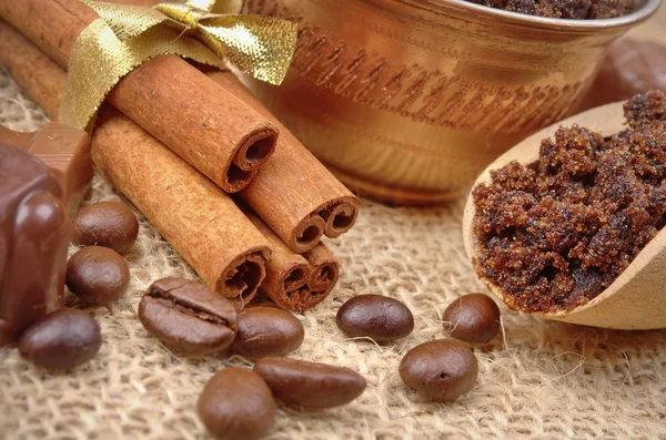 Sucre brun, bâtonnets de cannelle et grains de café — Photo