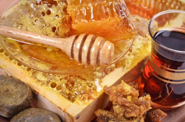 taze peteğin ve tahta sopa