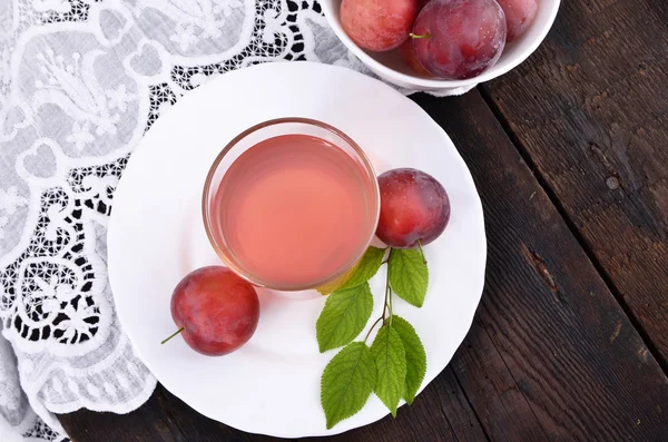 Prunes rouges dans le bol blanc — Photo